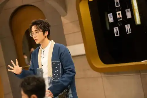 组图张新成金边眼镜尽显书生气梳小辫秀钢琴实力雅痞十足
