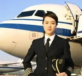 她13岁学开飞机,19岁当飞行员,35岁成中国最年轻女机长