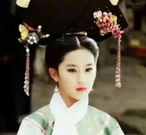 刘亦菲小龙女造型vs清宫娘娘造型,哪个更美
