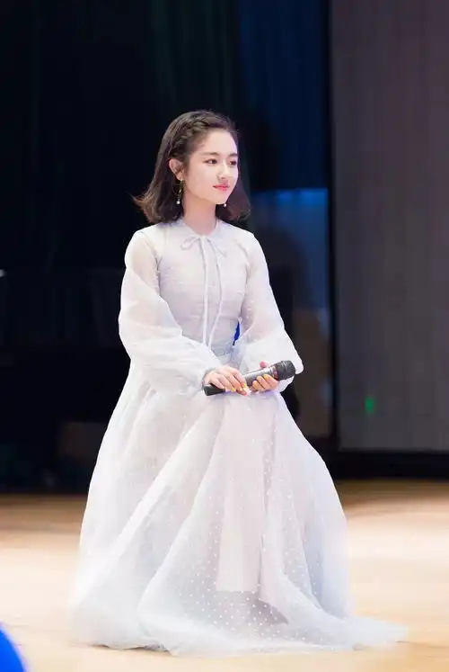 19岁少女李兰迪百变穿搭,你有没有被圈粉呢