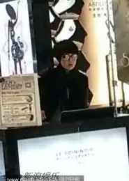 马伊琍独自逛商场照片曝光网友连喊伊琍,加油
