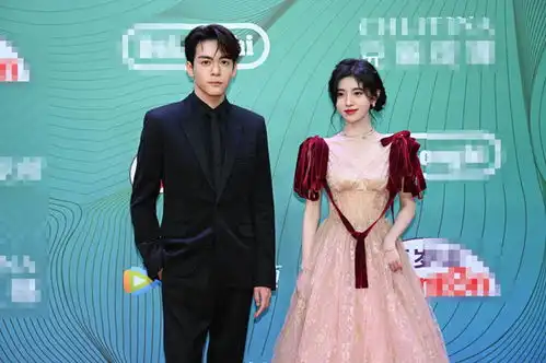 白玉兰奖红毯斗艳童瑶奢华礼服吸睛,关晓彤妆发凌乱,倪妮再秀复古风
