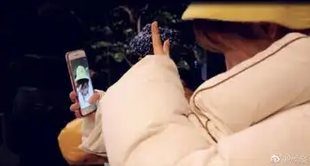 杨紫变樱桃小丸子卖萌自拍遭蒋欣调侃安全帽