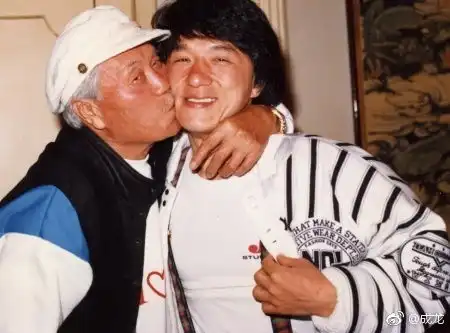 成龙晒出多张儿时和爸妈的合照,并留言分享儿时往事,十分感人搜狐娱乐搜狐网