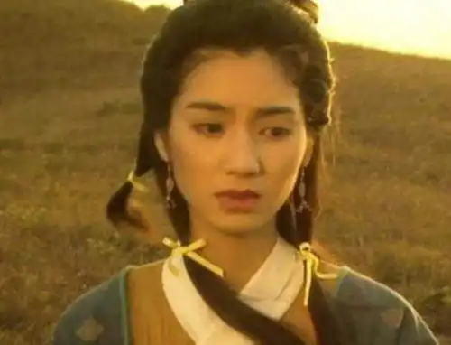 洪欣删微博后首现身黑眼圈像熊猫,眼睛肿的刚哭过,一路捂着脸
