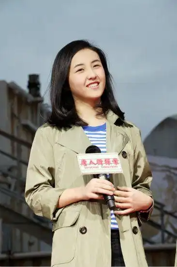 5岁接广告,9岁成就冯女郎,14岁一个眼神让一部喜剧变恐怖片