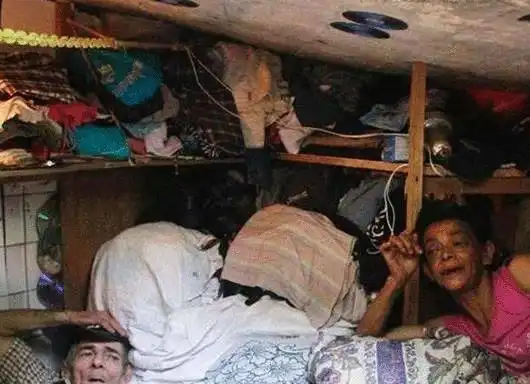 他们蜗居下水道22年,以为又小又臭,没想到里面别有洞天