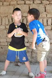 曝爸爸去哪儿3最新萌图诺一康康大竣树荫下搞怪组图