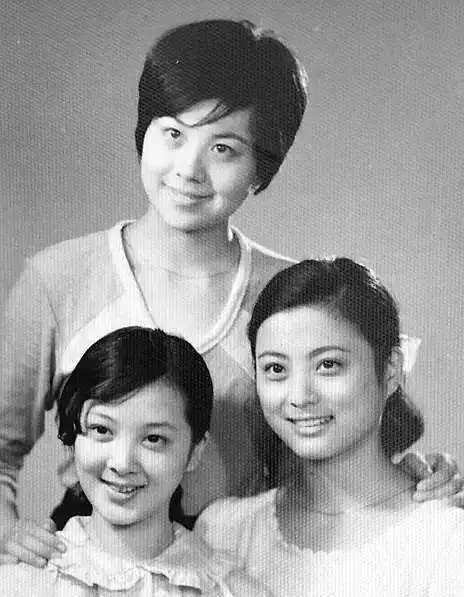 87版红楼梦欧阳奋强说,她太漂亮,看见她眼睛都转不动了
