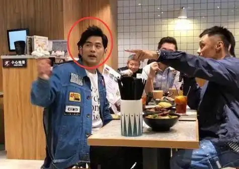 周杰伦晒与粉丝亲切合影,力证兑现承诺,歌迷偶遇自己可享受免单