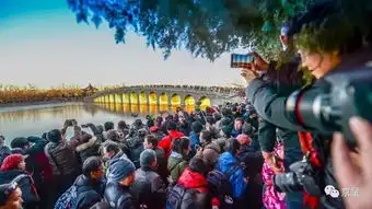上千人长枪短炮挤在寒风里就为了抢拍颐和园金光穿洞美景
