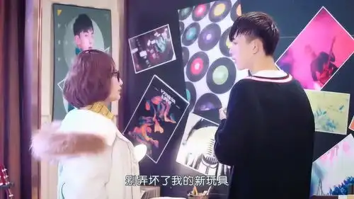 惹上冷殿下有钱人就喜欢搞些稀奇古怪的,比如拿个扫把开演唱会
