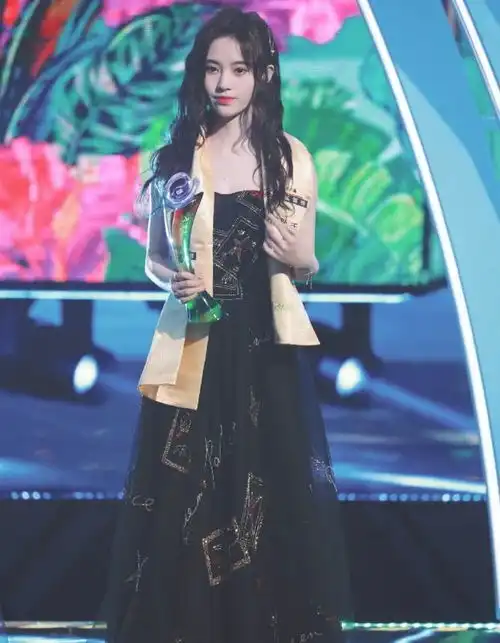 鞠婧祎黑色网纱裙上台,美回颜值高峰,但裙上的玻璃才是亮点