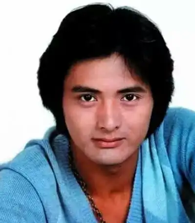 明星出道前的职业毛不易柳岩当过护士,张柏芝周润发当过服务员