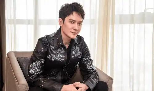 42岁冯绍峰新戏路透曝光长发花衬衫不修边幅,胳膊纤细骨瘦如柴