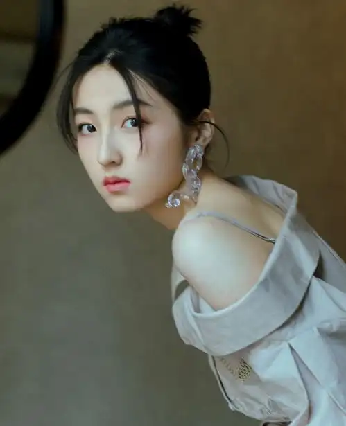 张子枫边拍戏边读书准备大学考试,艺考成绩196,这个妹妹不简单
