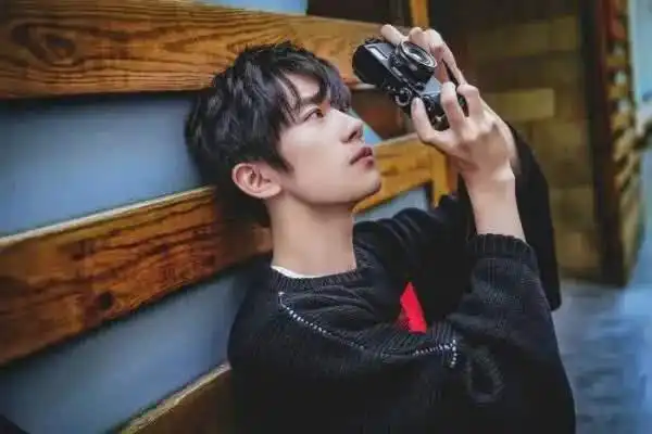 别以为易烊千玺是单纯艺人除艺人的身份就是闷声干大事的易老板
