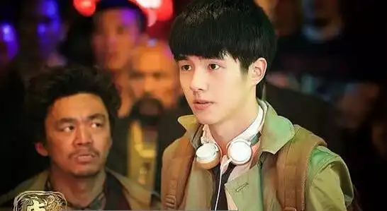 刘昊然麻花辫上热搜,小虎牙戳笑点,网友新表情包