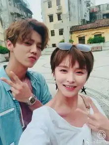 甜蜜暴击杀青鹿晗关晓彤合影曝光,鹿晗这手势啥意思