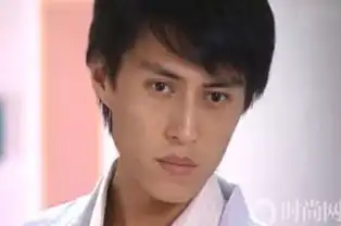 靳东十年前剧照青涩帅气网友年纪大更有味道
