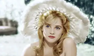 洛丽塔女主演去世戴太阳镜舔棒棒糖造型成经典
