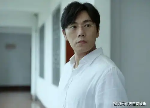 凭小燕子一角走红,6年后新剧搭档影帝回归,网友很老了
