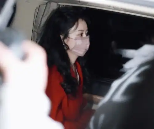 春晚最后一次联排结束,众星深夜下班,赵丽颖穿红色大衣明媚动人