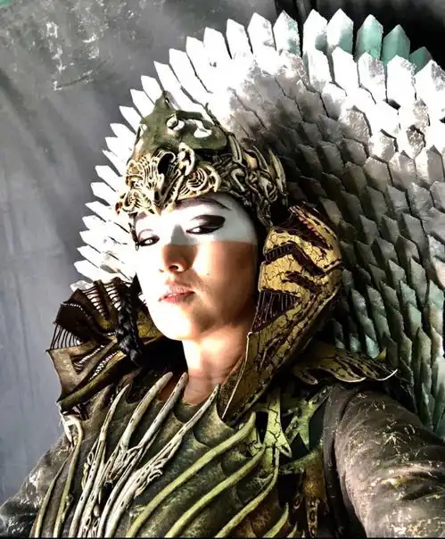 巩俐晒花木兰造型自拍照化身女巫神秘华丽