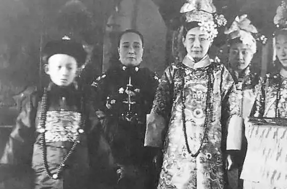 中国历史上末代皇帝大婚的照片花轿和想象中差别很大
