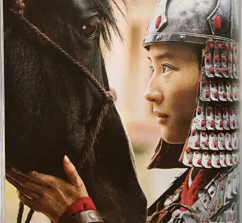花木兰电影新剧照曝光刘亦菲骑马驰骋霸气挥枪