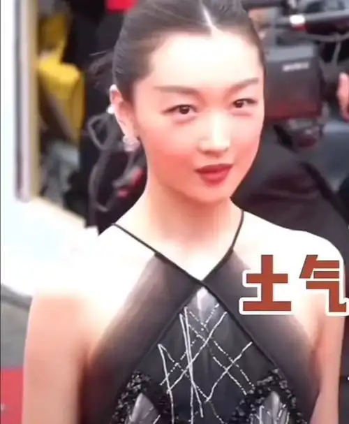 32岁周冬雨出席电影首映礼,造型简约大方宛如邻家小妹,有女人味