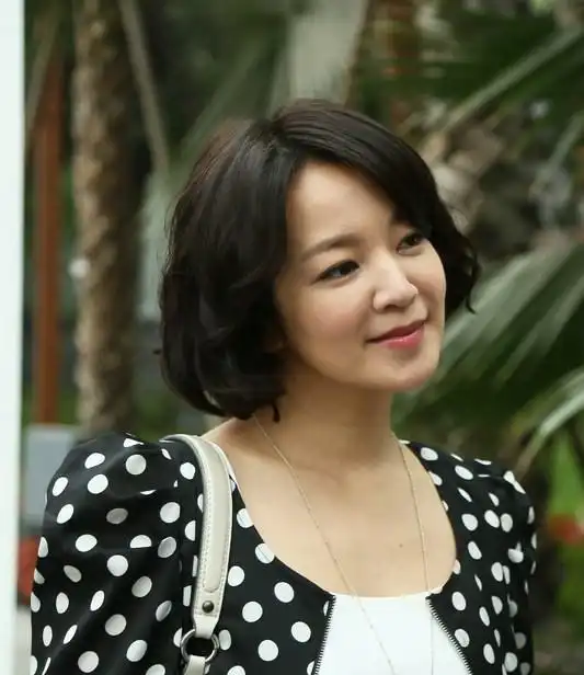 阿雅的活佛老公,终于露真容了,女儿都六岁了,三人享受天伦时光
