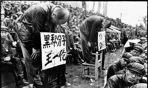 70年代万人批斗大会现场的历史旧照,估计犯罪分子被骂个半死了
