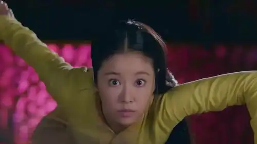 皇后家人派刺客暗杀宠妃,得亏宠妃武功高强,差点就要出大事
