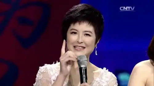 好人缘张艺兴网络春晚现场发红包,观众热闹了,柳岩真美