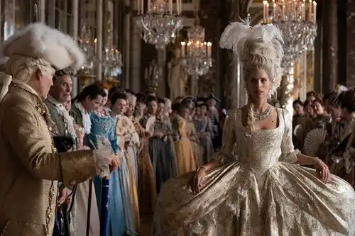 香奈儿为电影杜巴利伯爵夫人设计复古珠宝,古驰春夏系列男装是日美好事物
