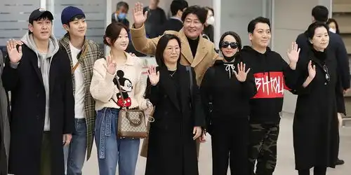 寄生虫演员载誉归来,等奉俊昊返韩后将举行记者会
