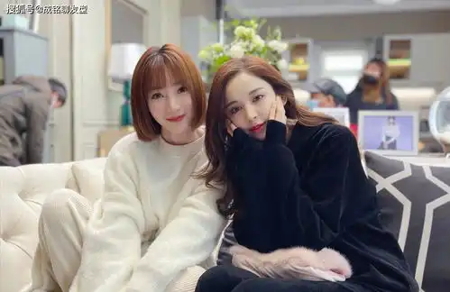 柳岩晒出杀青照身穿白色毛衣气质温柔,配合刘海又嫩又年轻