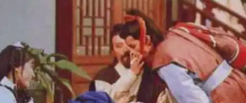 明星早年照抽烟的郭靖,穿军大衣的曹操,看电视的林冲鲁智深
