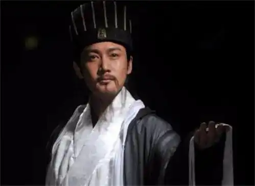 从对手到朋友,三国演义中的诸葛亮是如何化解与关羽的矛盾的
