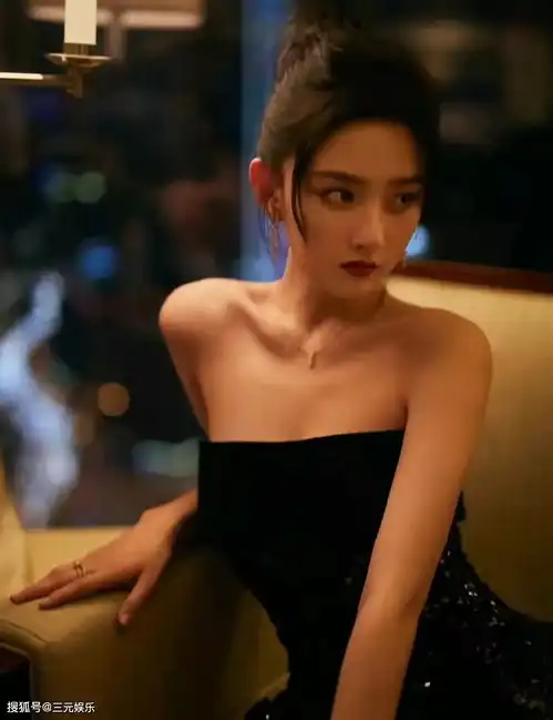 宋祖儿的娃娃脸真撩人,穿露肩长裙凹造型,侧颜状态令人心动
