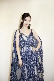 云红毯第一人诞生了,明星红毯秀又有了新玩法
