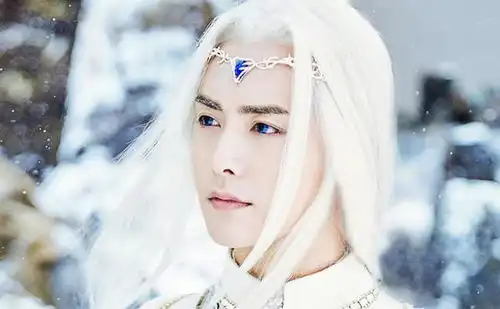 十大古装男神邓伦帅气,朱一龙如漫画人物,而他是真古装美男子
