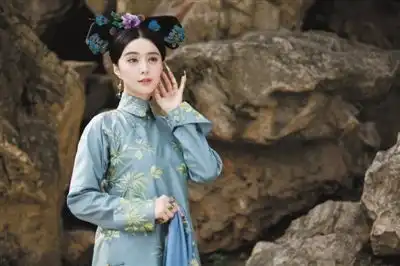 画框女人范冰冰演皇后剧照曝光