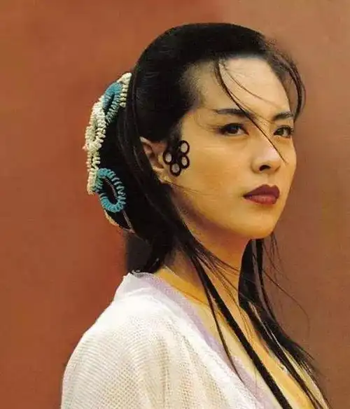 51岁王祖贤和46岁朱茵,5岁之差一目了然,网友自然脸舒服