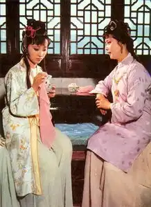 红楼当中为什么偏元春有资格入宫当皇妃,而宝钗黛玉等人都不行