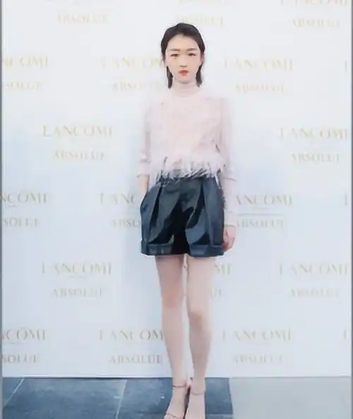 周冬雨活动照,元气十足,时尚高级又不失甜美
