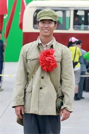 狼图腾转场北京拍摄冯绍峰窦骁知青装亮相