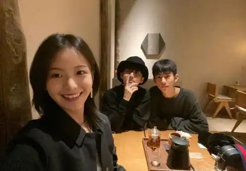 小欢喜郭子凡李庚希刘家祎聚会乔英子留长发变温柔成熟
