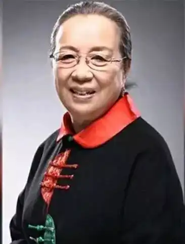 还珠格格中容嬷嬷的饰演者是李明启,儿子15年未红,儿媳妇凭延禧攻略走红
